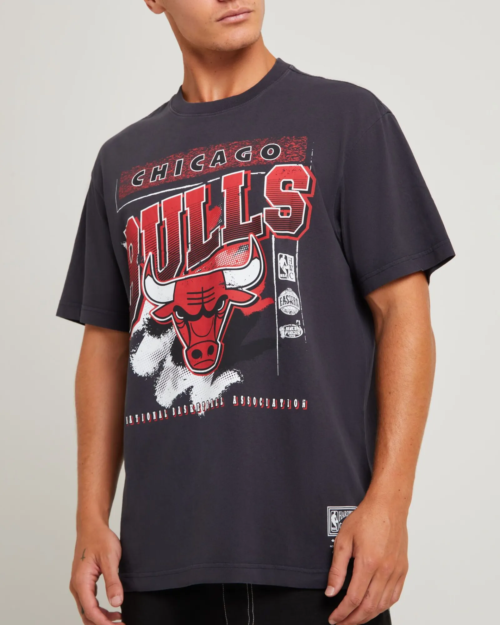 brush_off__bulls_short_sl_4.webp Best MITCHELL & NESS Brush Off 2.0 Bulls Short Sleeve T-Shirt Faded Black