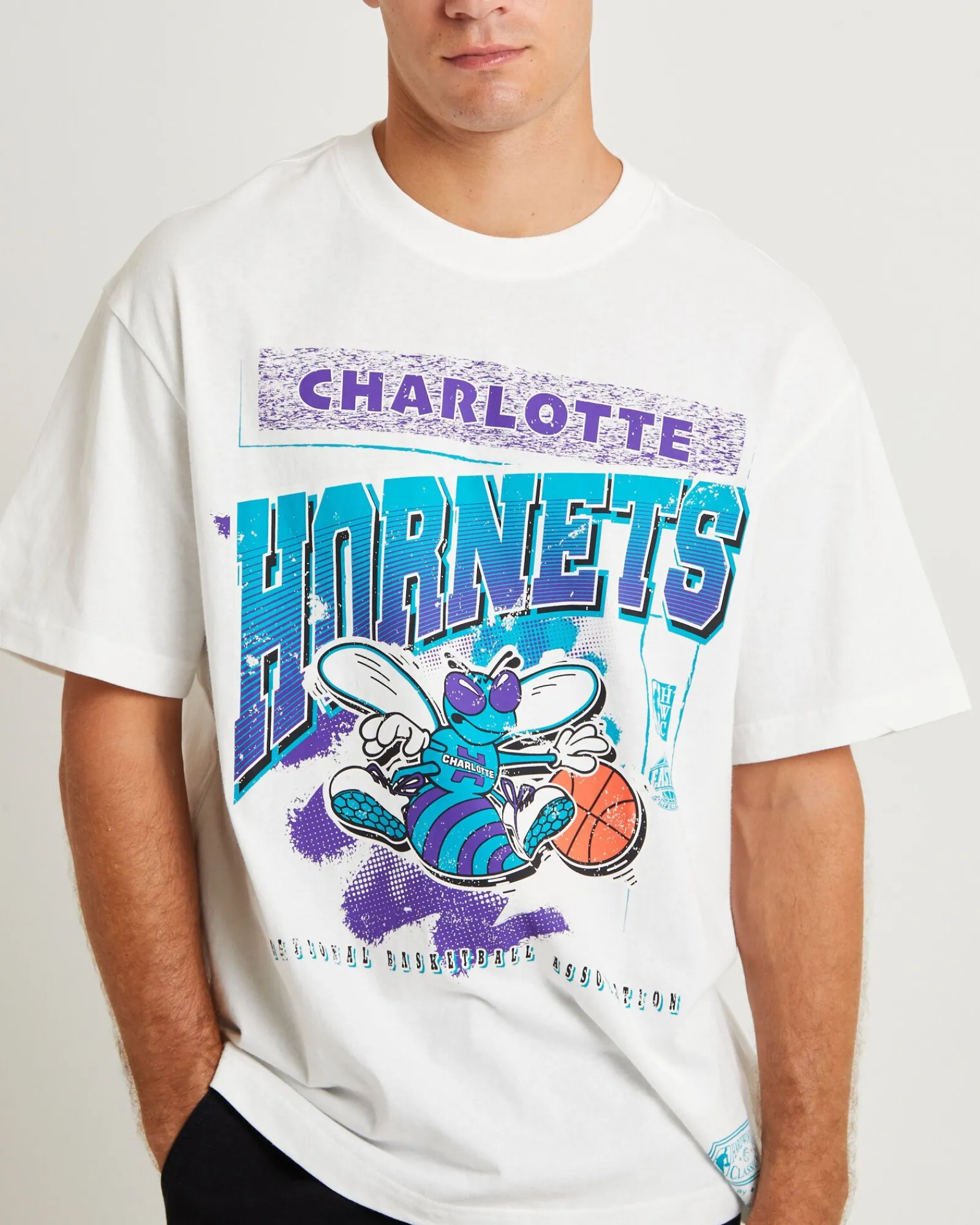 brush_off__hornets_short__4.webp Fashion MITCHELL & NESS Brush Off 2.0 Hornets Short Sleeve T-Shirt Vintage White