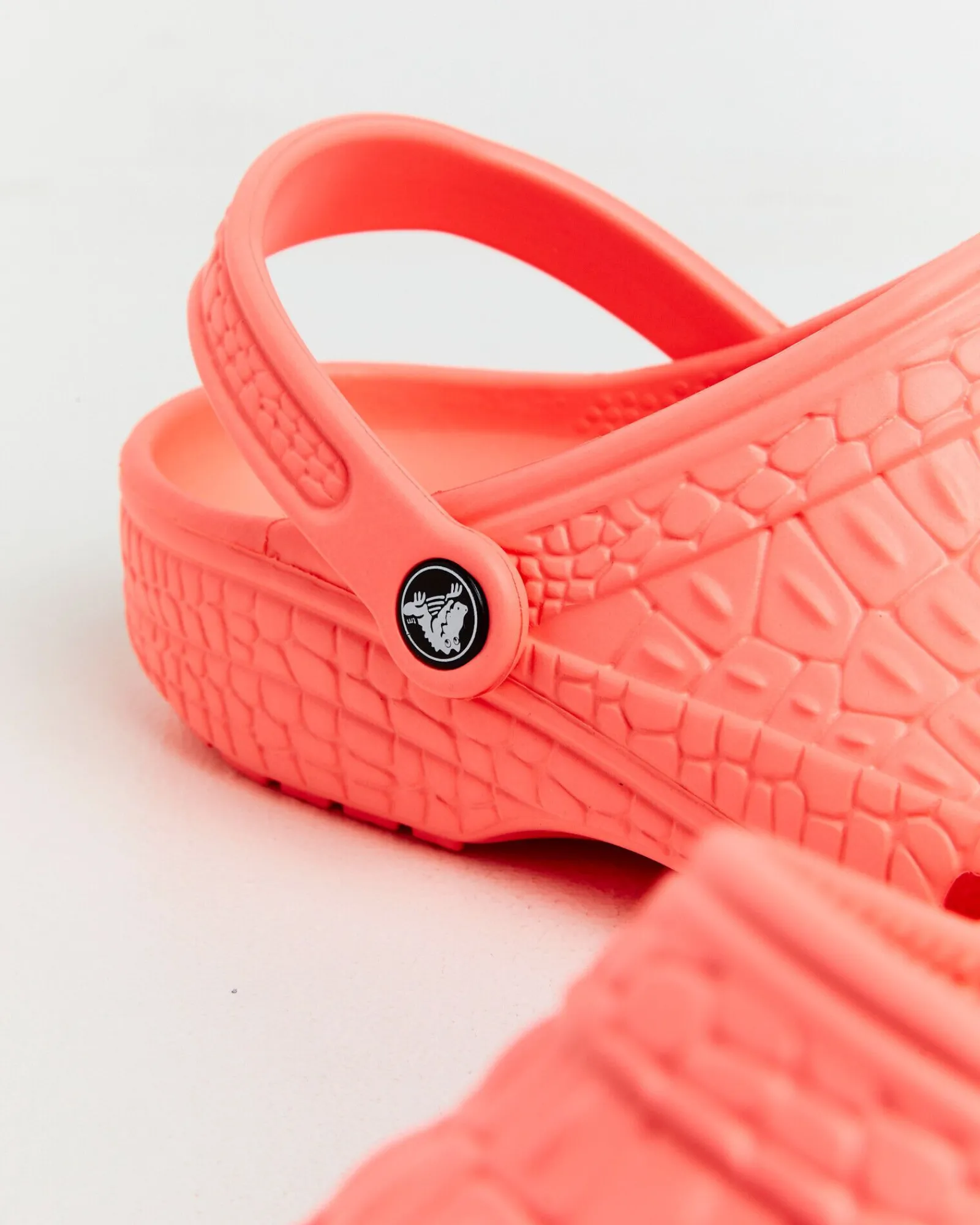 classic_crocskin_clogs_gu_4.webp Cheap CROCS Classic kin Clogs Guava