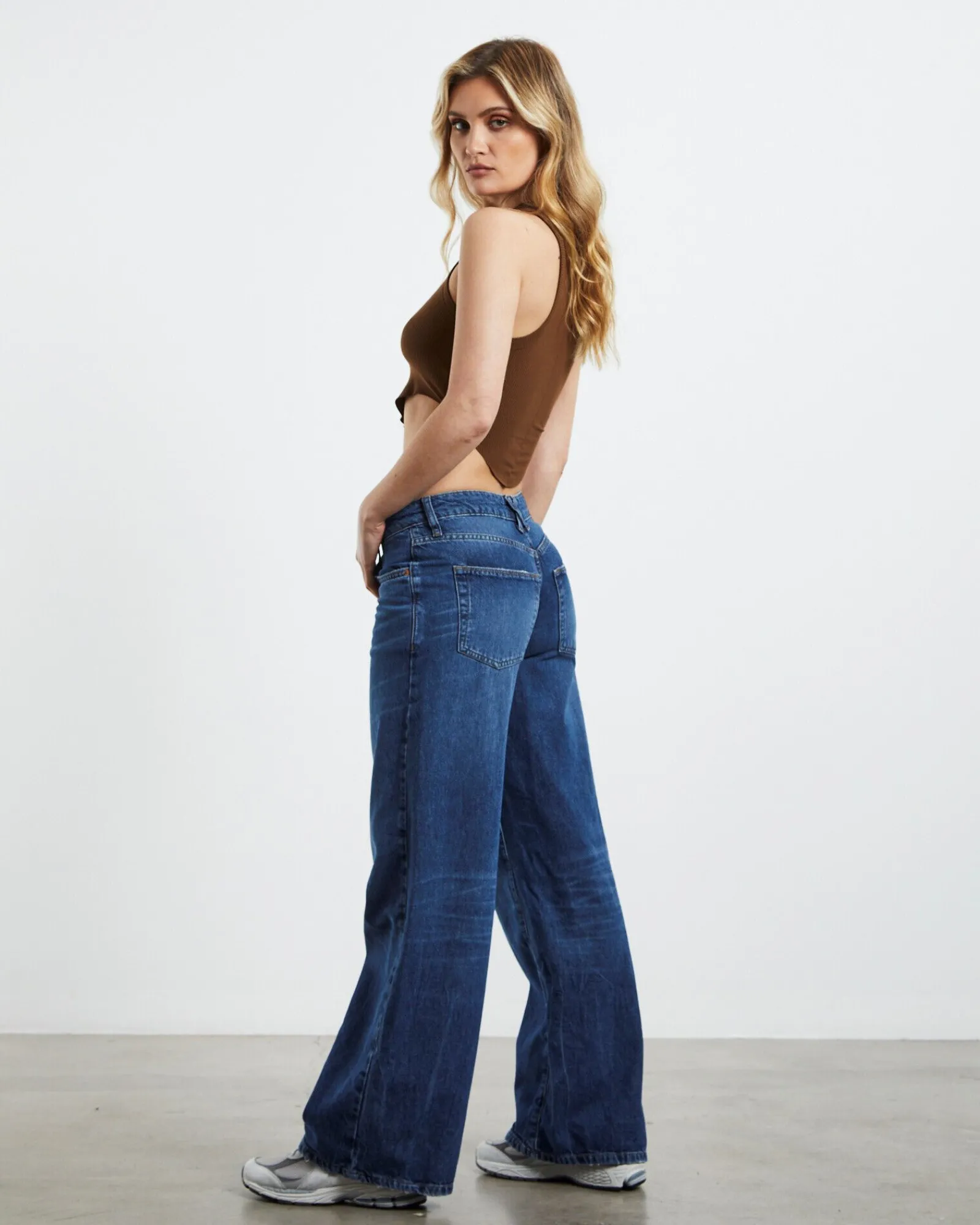 curved_hem_tank_chocolate_3.webp New BDG URBAN OUTFITTERS Curved Hem Tank Chocolate Brown