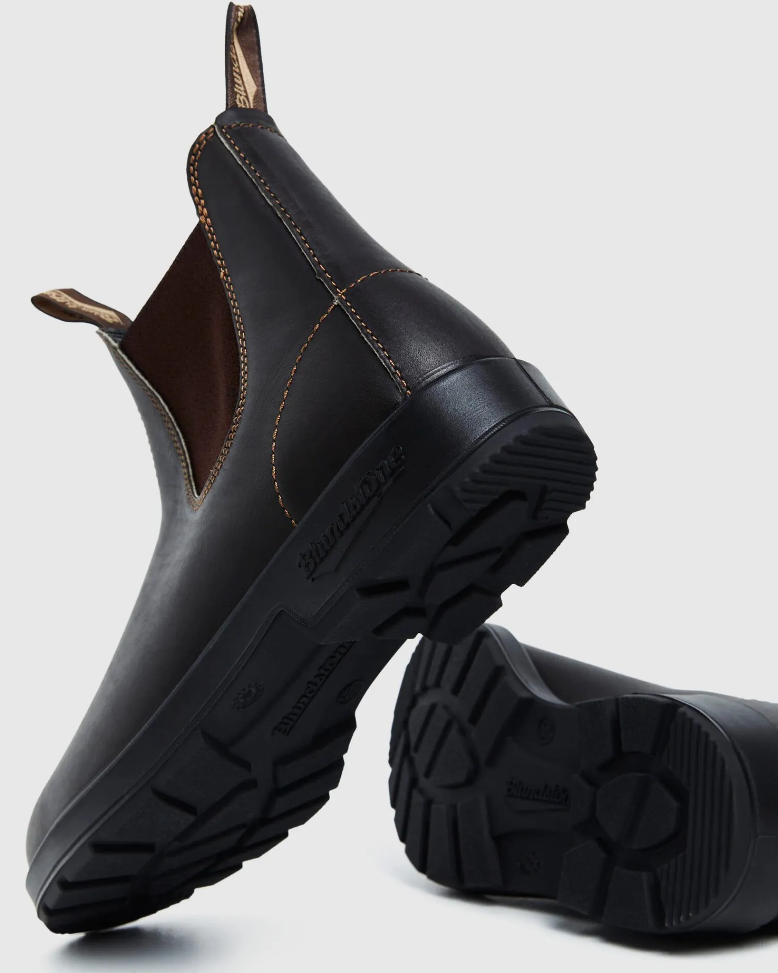 elastic_side_boots_brown_2.webp Shop BLUNDSTONE 500 Elastic Side Boots Brown