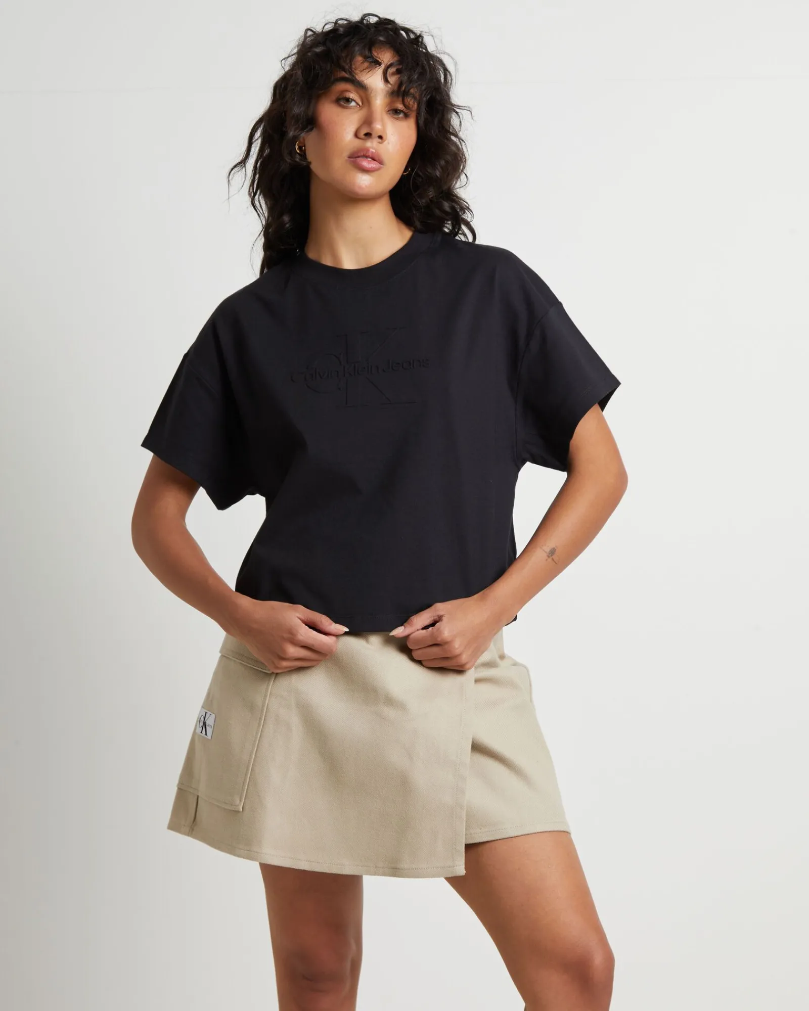 embosed_monologo_tshirt_i_0.webp Outlet CALVIN KLEIN Embosed Monologo T-Shirt In Black