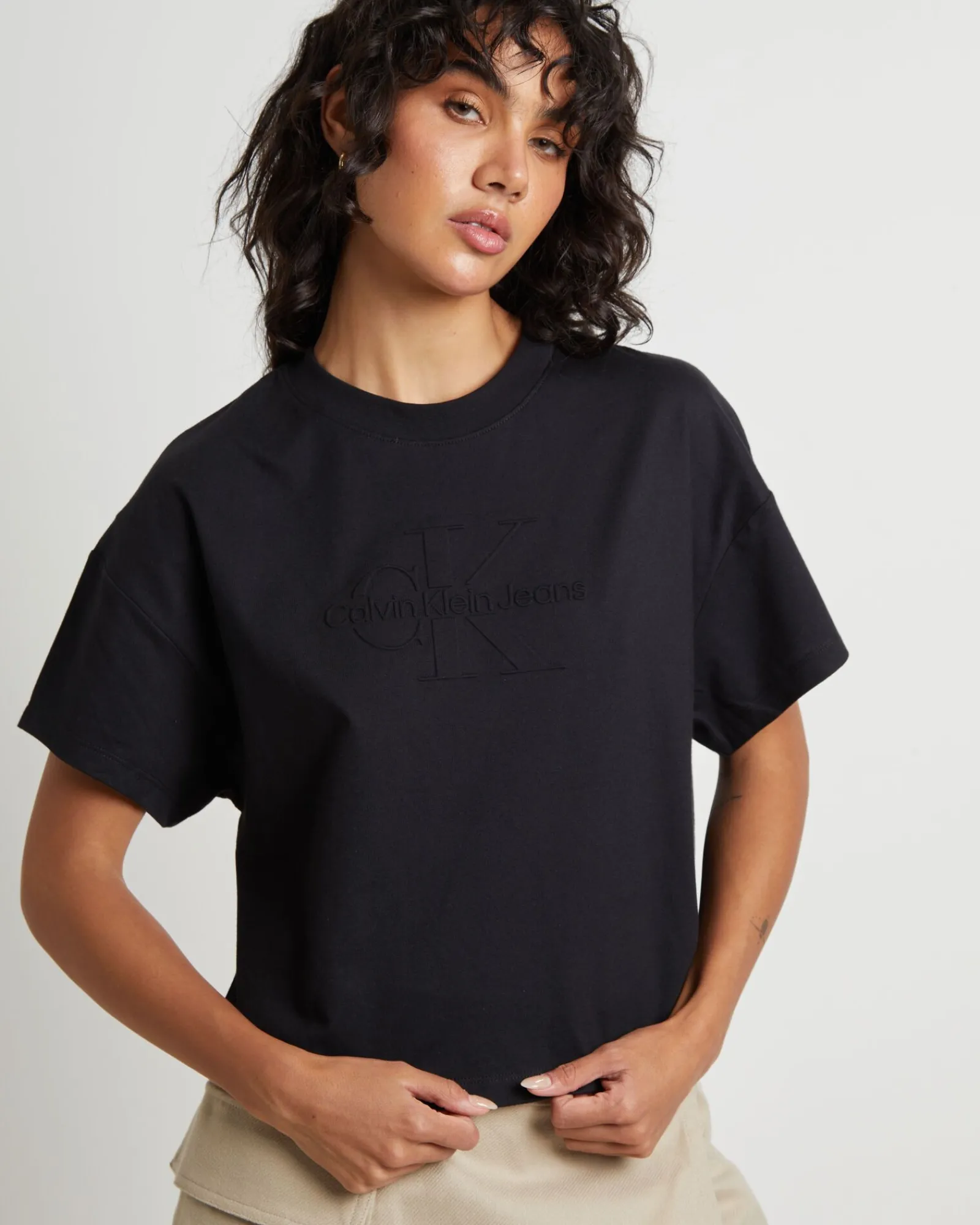 embosed_monologo_tshirt_i_4.webp Outlet CALVIN KLEIN Embosed Monologo T-Shirt In Black