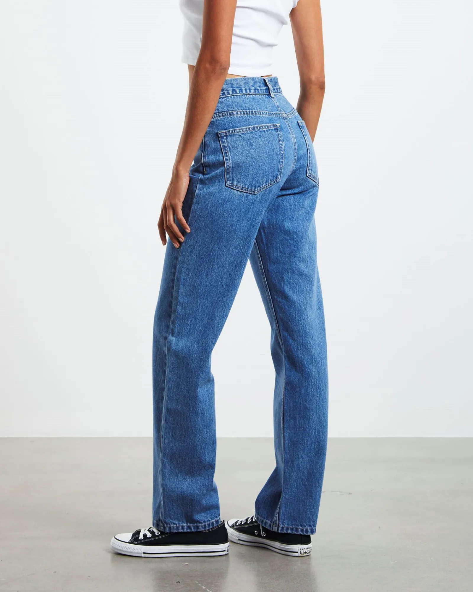 emmy_low_rise_vwaist_stra_2.webp Outlet NEON HART Emmy Low Rise V-Waist Straight Jeans Bright Blue