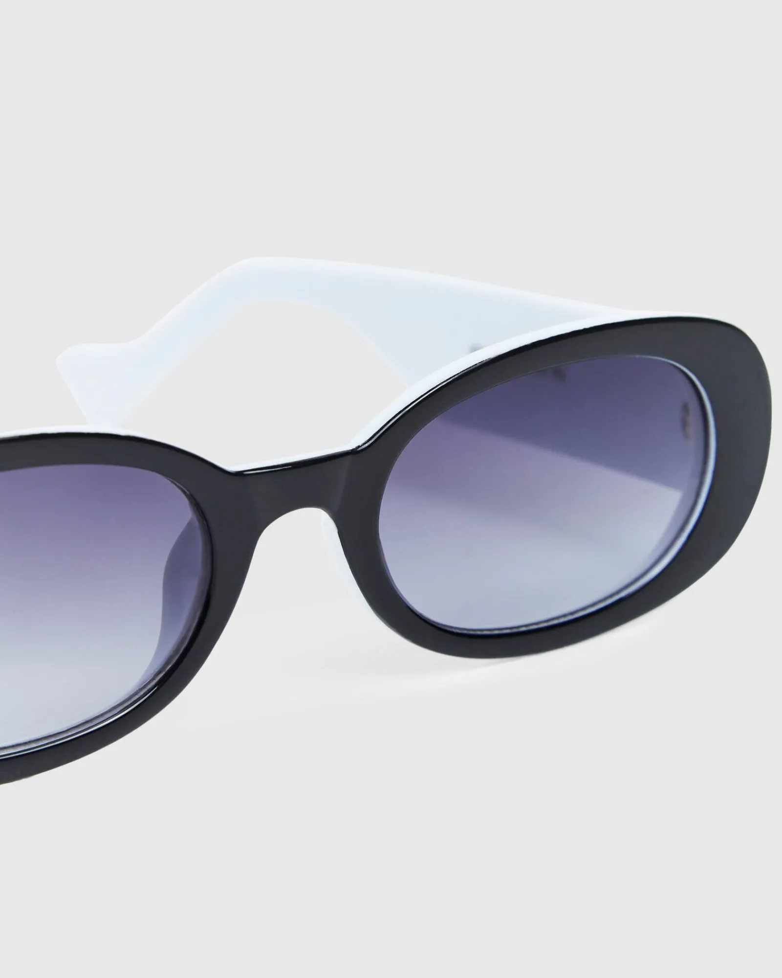 jones_sunglasses_blackwhi_5.webp Fashion PETA AND JAIN Jones Sunglasses Black/White