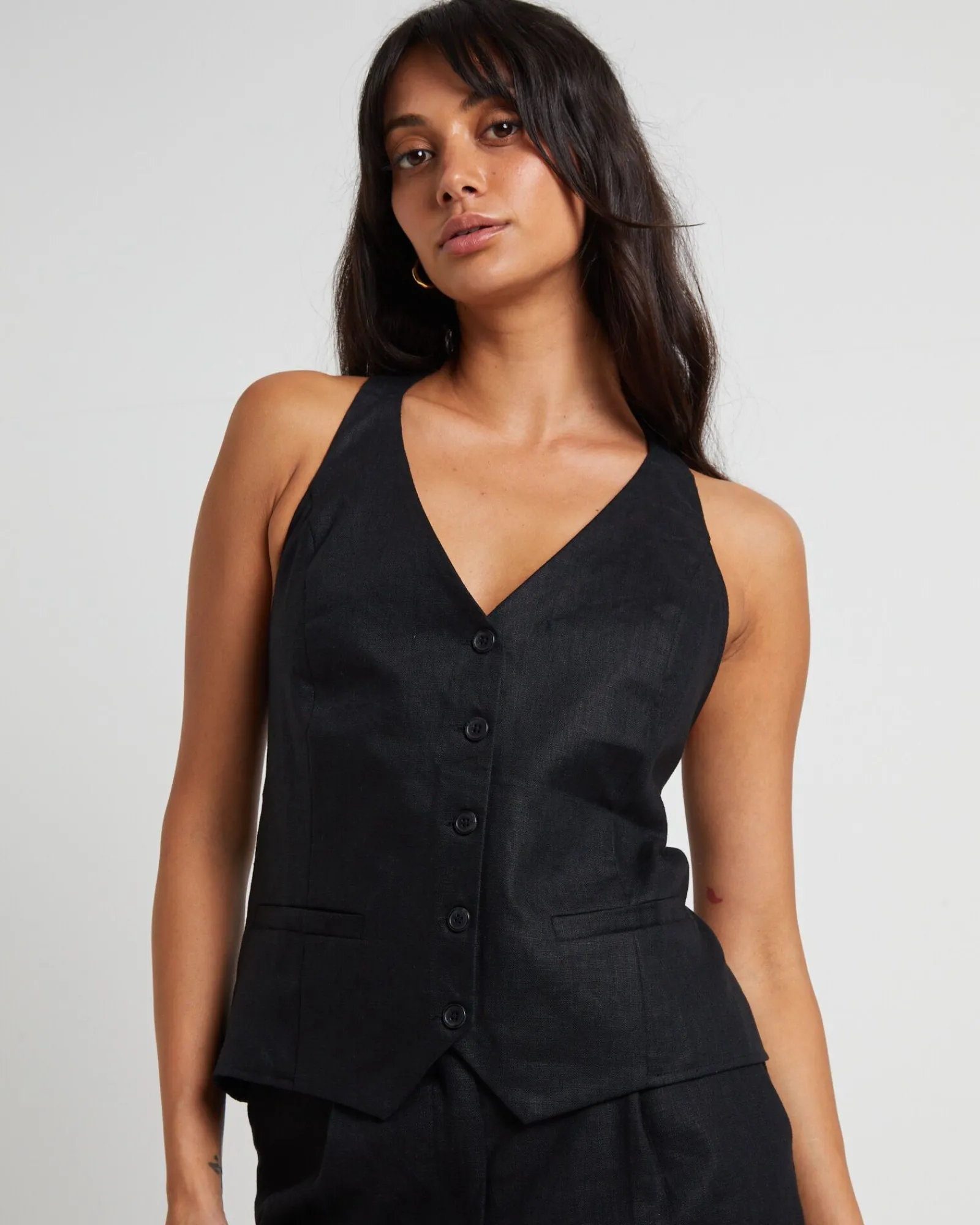 naomi_linen_halter_vest_i_0-1.webp Store SUBTITLED Naomi Linen Halter Vest In Black