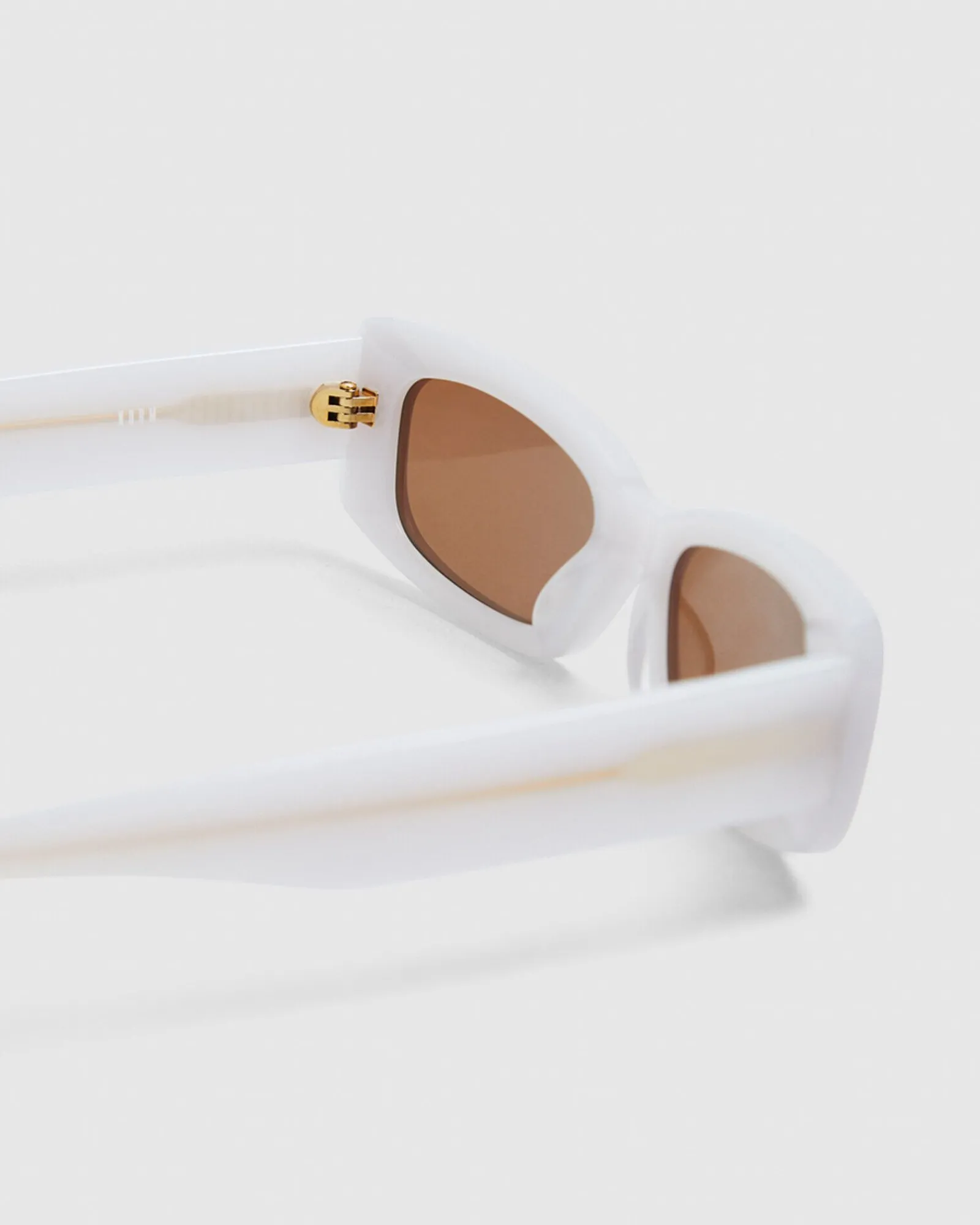 norm_sunglasses_milky_5.webp Best Sale SHEVOKE Norm Sunglasses Milky