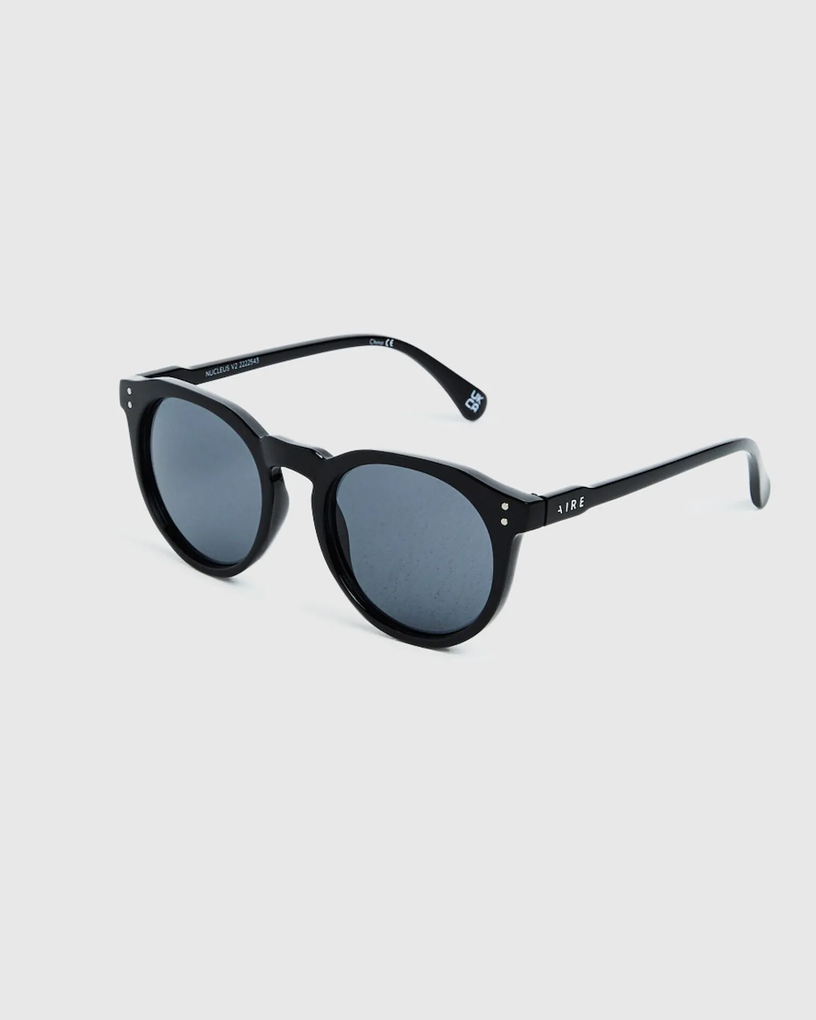 nucleus_v_polarised_sungl_2.webp Store AIRE Nucleus V2 Polarised Sunglasses Black Smoke Mono