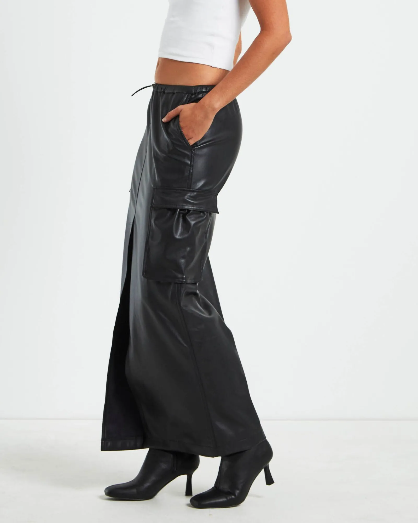 phoebe_leather_look_cargo_1.webp Fashion ALICE IN THE EVE Phoebe Leather Look Cargo Skirt Black