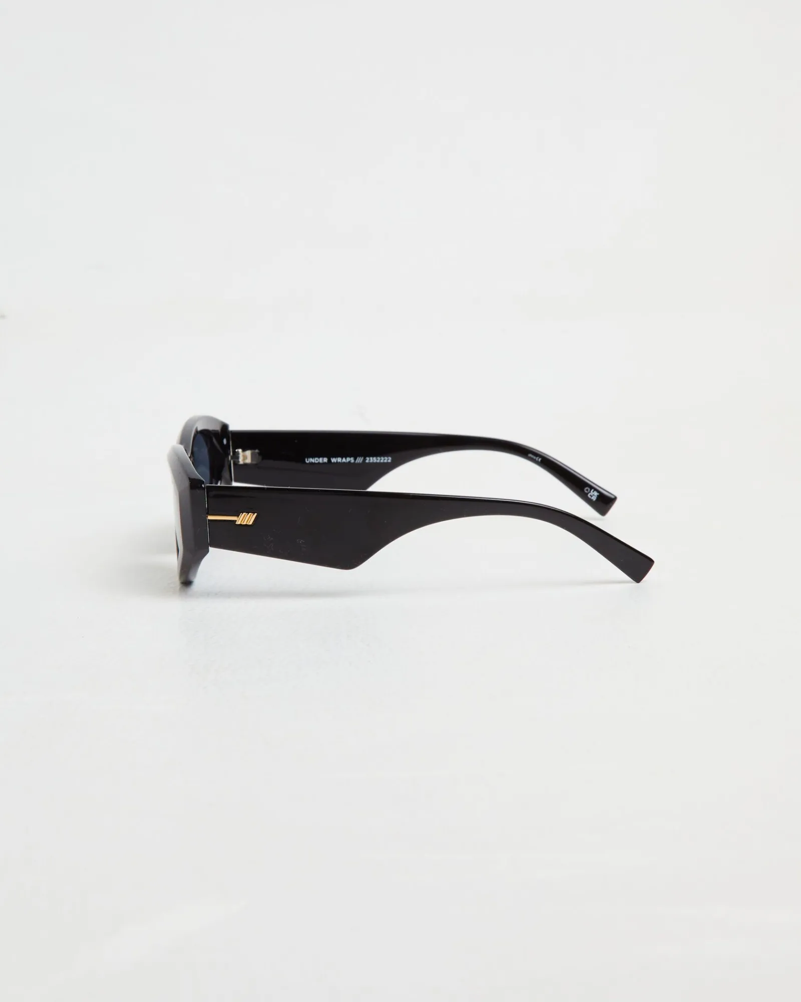 under_wraps_sunglasses_in_3-2.webp Discount LE SPECS Under Wraps Sunglasses In Black/Smoke Mono