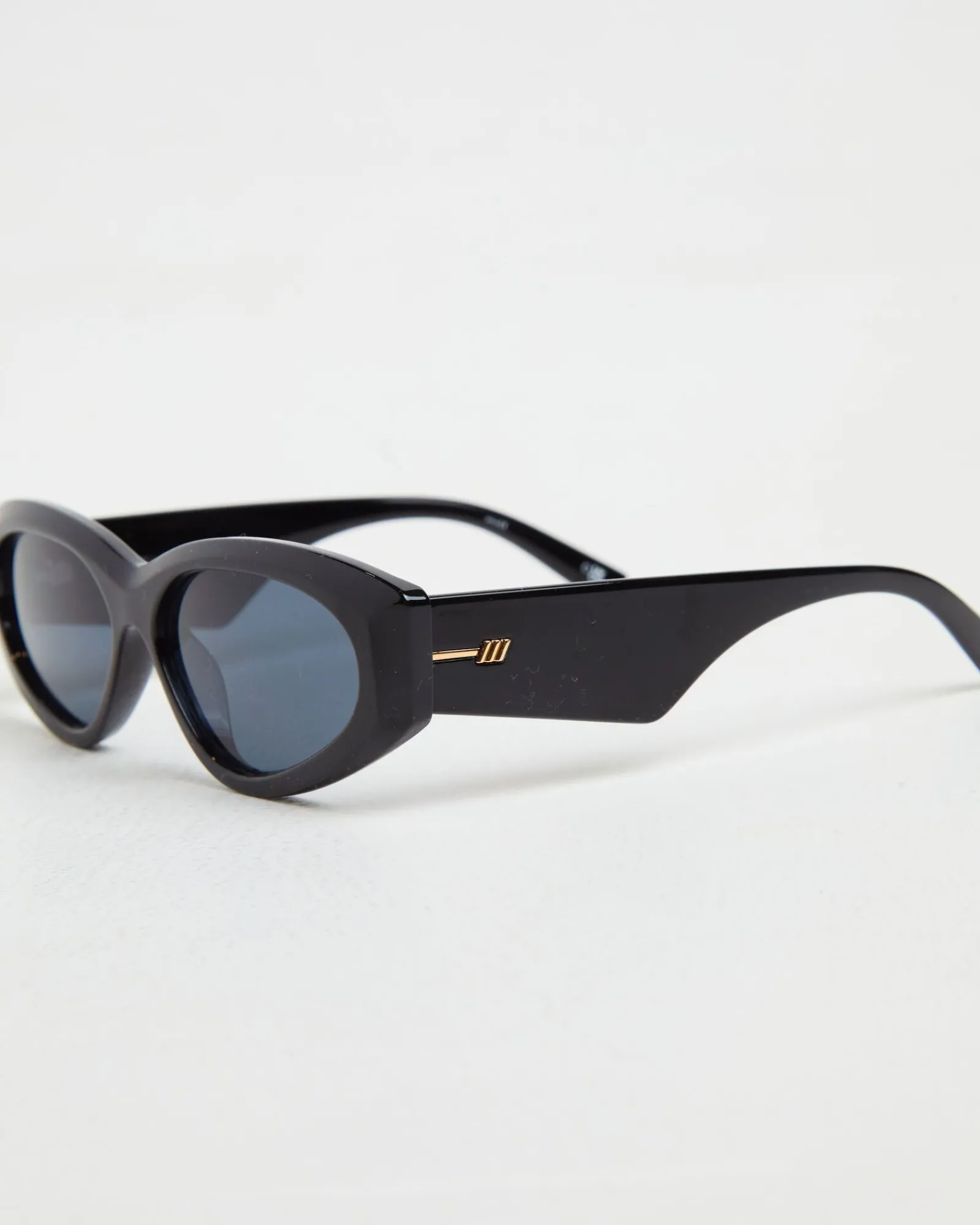 under_wraps_sunglasses_in_6.webp Discount LE SPECS Under Wraps Sunglasses In Black/Smoke Mono